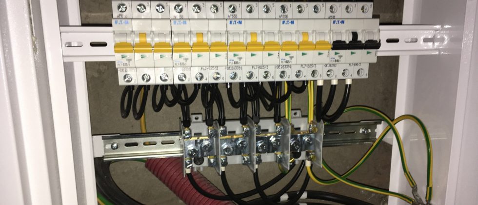 Zapojený elektroměrový rozvaděč s jističi a svorkovnicemi