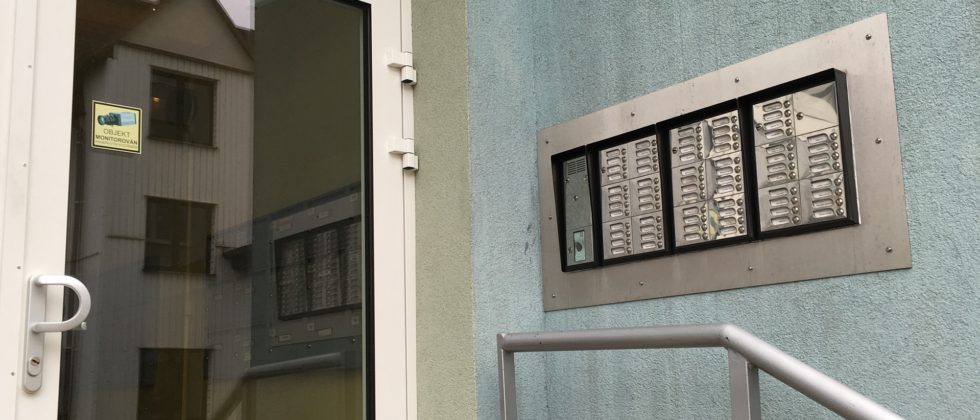 Zvonkové tablo domovního telefonu na fasádě bytového domu